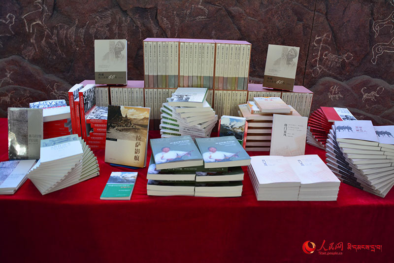 བོད་ལ་དམངས་གཙོའི་བཅོས་སྒྱུར་བྱས་ནས་ལོ་60འཁོར་བའི་དཔེ་དེབ་འགྲེམས་སྤེལ་མཛད་སྒོ་པེ་ཅིང་དུ་སྤེལ་བ།