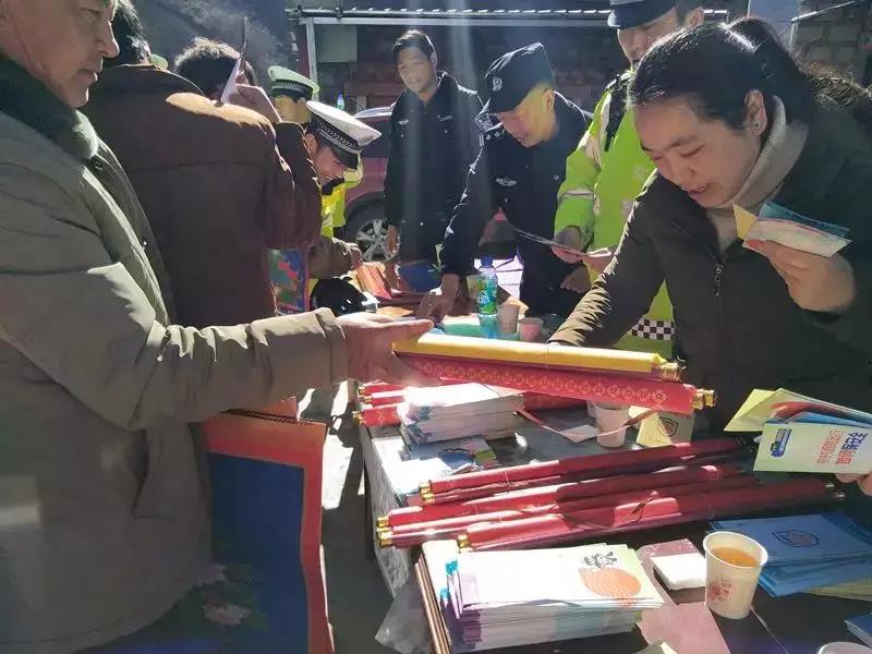 དམངས་སེམས་ལ་རྒྱུས་ལོན་བྱས་ནས་དམངས་ཀྱི་དཀའ་ངལ་ཐག་གཅོད་བྱེད་པ།
