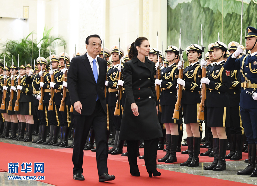 ལི་ཁེ་ཆང་གིས་ནེའུ་ཙི་ལན་རྒྱལ་ཁབ་ཀྱི་ཙུང་ལི་ཨ་ཏི་ཨུན་དང་གྲོས་མོལ་མཛད།