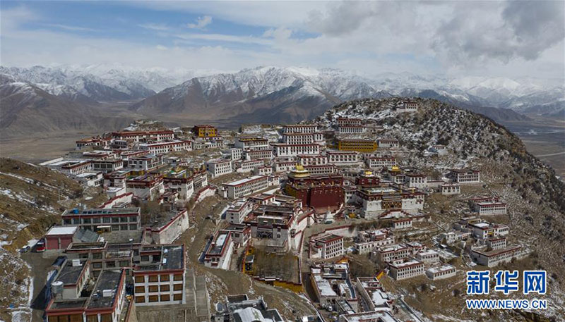 ཁ་བས་རྒྱན་པའི་དགའ་ལྡན་དགོན་པར་རྒྱང་མཇལ་བྱེད།