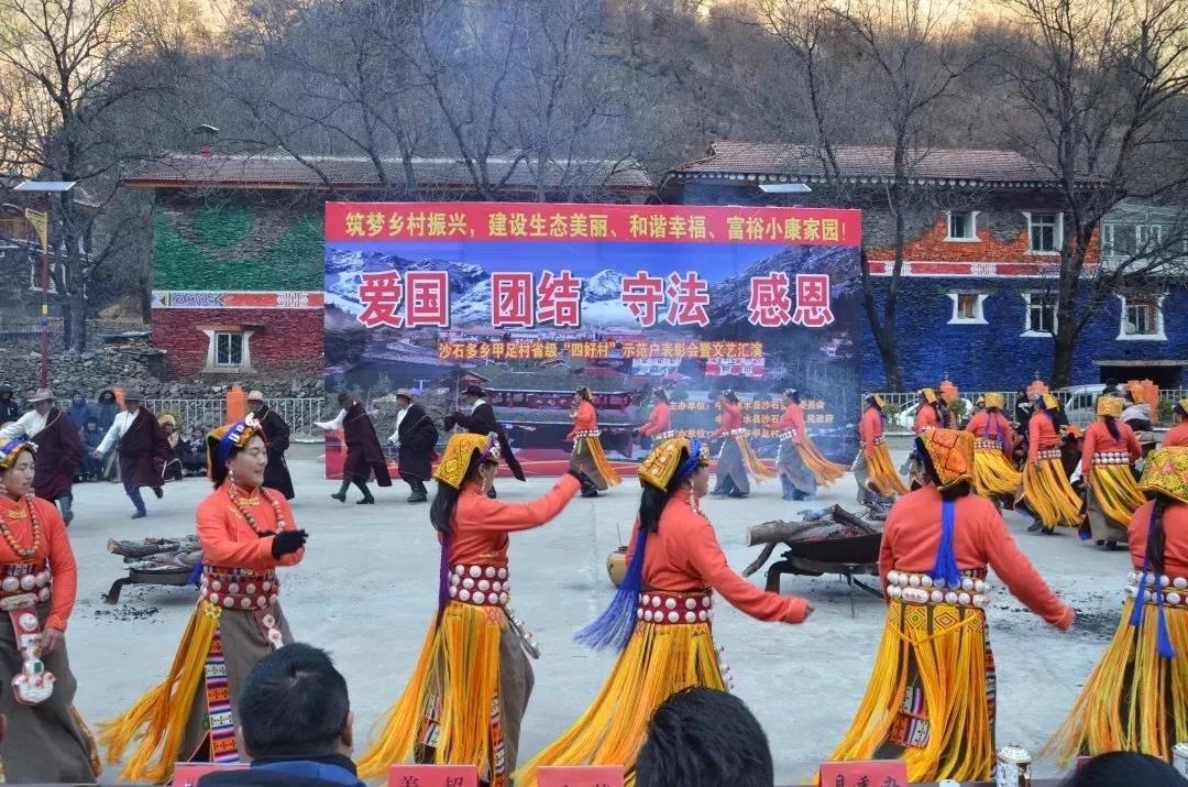 ཚོན་མདངས་བཀྲ་བའི་སྡེ་བར་ཐོན་ལས་དར།