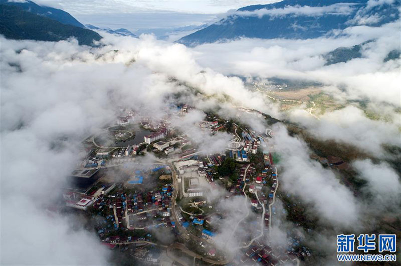 སྤྲིན་པའི་གསེབ་ཏུ་གནས་པའི་མེ་ཏོག་རྫོང་།