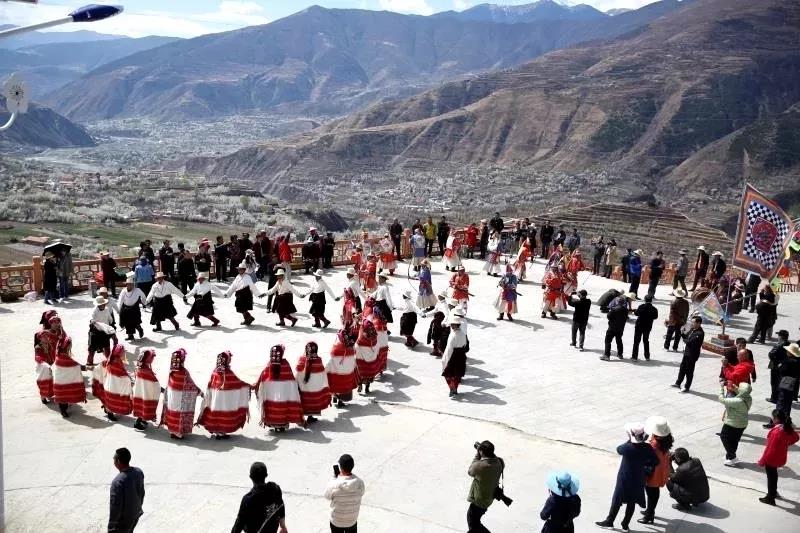 གྲོང་གསེབ་ཀྱི་ལྗོངས་སྐོར་འཕེལ་རྒྱས་བཏང་ནས་སྐྱིད་པའི་འཚོ་བར་རོལ།