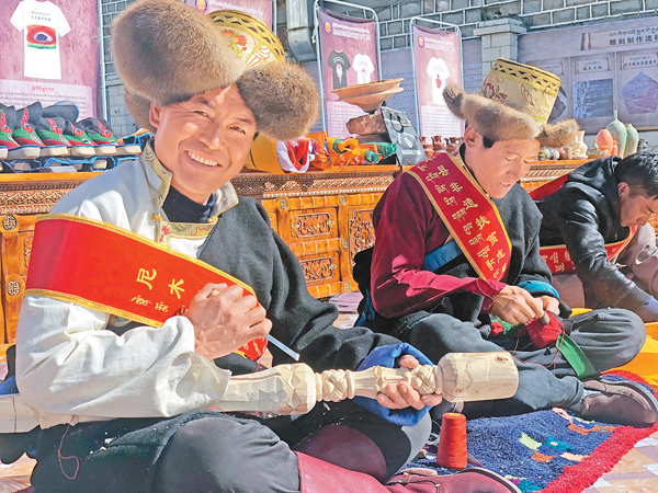 སྙེ་མོ་རྫོང་གི་མང་ཚོགས་ཀྱིས་བཟོ་ཁང་ནང་སྲོལ་རྒྱུན་གྱི་ལག་ཤེས་ཐོན་རྫས་བཟོ་བཞིན་པ།