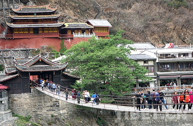 རྒྱལ་རོང་རྒྱལ་མོ་རྔུལ་ཆུ་འཕྲེད་དུ་བརྒལ་བའི“ལྕགས་ཟམ”གསུམ།