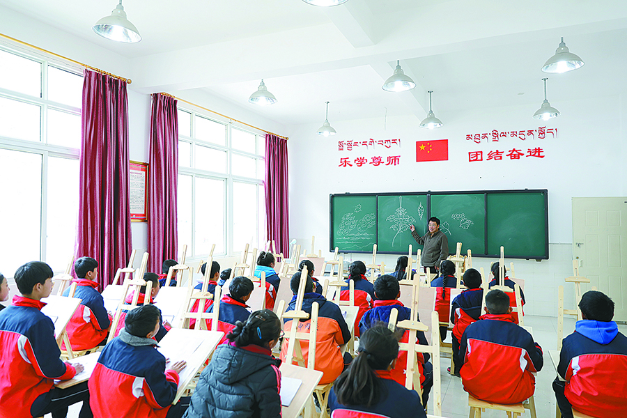 སྡེ་དགེ་རྫོང་རྩོམ་པ་པོ་མཐུན་ཚོགས་ཀྱིས་ས་གནས་རང་ཉིད་ཀྱི་མི་རིགས་རིག་གནས་སློབ་གྲྭའི་ནང་ཁྱབ་སྤེལ་བྱེད།