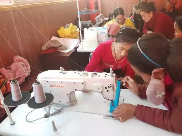 འཛམ་ཐང་རྫོང་དུ་བོད་ལྭ་འཚེམ་བཟོའི་གསོ་སྦྱོང་སྤེལ།
