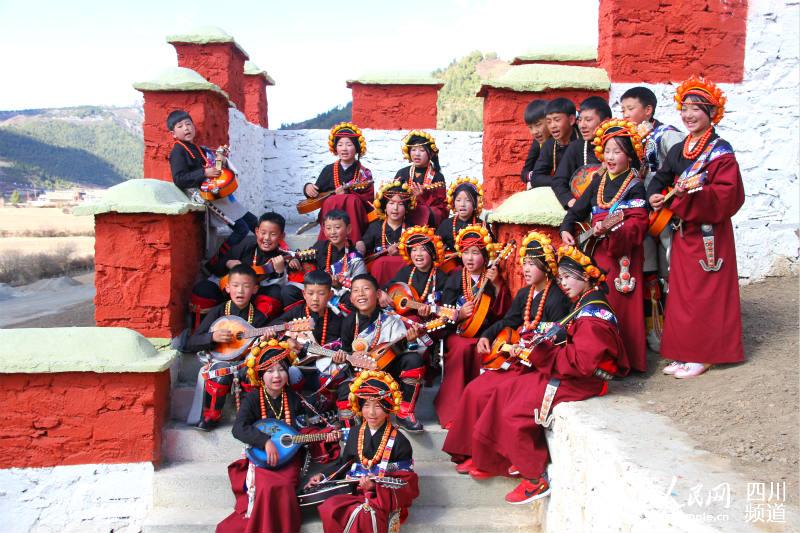 སི་ཁྲོན་ཟུང་ཆུ་རུ་“མཐོ་སྒང་གྲོང་དུ་ཀྲུང་ཧྭའི་འཁྲུངས་སྐར་བསུ། ཟུང་ཆུའི་བུ་ཕྲུག་གིས་རྒྱལ་ཁབ་ལ་བསྟོད”ཅེས་པའི་བྱེད་སྒོ་སྤེལ་བ།
