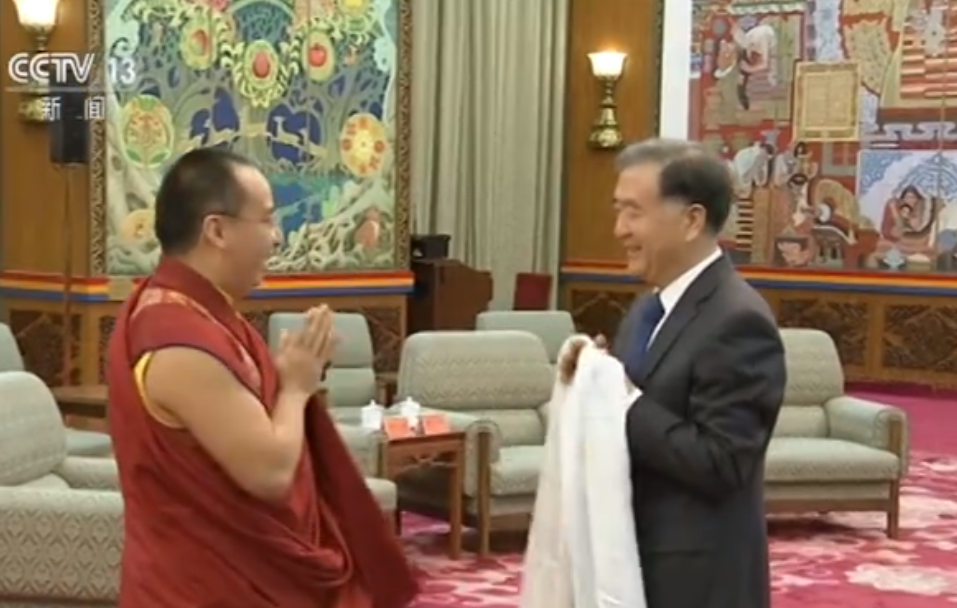 ཝང་ཡང་གིས་པཎ་ཆེན་རིན་པོ་ཆེ་སྐུ་ཕྲེང་བཅུ་གཅིག་པ་མཆོག་དང་མཇལ་འཕྲད་གནང་བ།