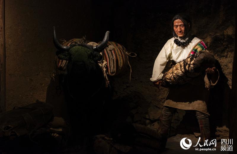 སི་ཁྲོན་གྱི་བོད་སྡེ་སྟོང་གི་སྤུས་ལེགས་པྲ་ཚིལ་འདྲ་བརྙན་ཁང་དུ་ཁམས་པའི་འདས་པའི་འཚོ་བ་སླར་གསོ་བྱས་ཡོད།