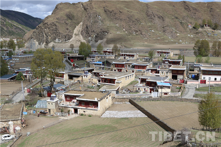 རྟའུ་རྫོང་བར་སྨད་གྲོང་བརྡལ་ལ་སི་ཁྲོན་ཞིང་ཆེན་གྱི་སྐོར་དང་པོའི་རིག་གནས་ཡུལ་སྐོར་གྲོང་བརྡལ་ཆུང་ངུའི་མཚན་སྙན་ཐོབ་པ།