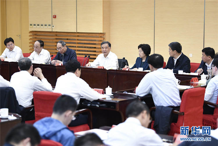 ཝང་དབྱང་གིས་ཞིང་ཆེན་དང་པུའུ་རིམ་པའི་ལས་བྱེད་པའི་མི་རིགས་ཆོས་ལུགས་ལས་དོན་གྱི་ཆེད་དོན་བགྲོ་གླེང་འཛིན་གྲྭའི་སློབ་མ་དང་བཞུགས་མོལ་གནང་བ།