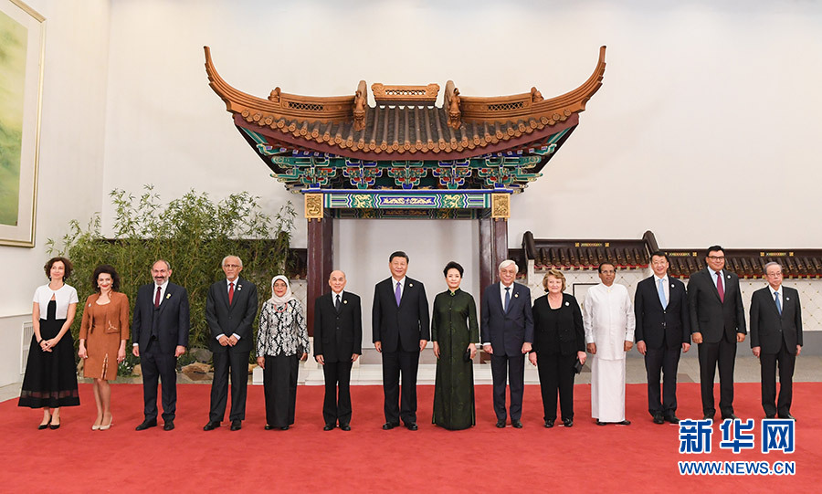 ཞི་ཅིན་ཕིང་དང་ལྕམ་མོ་ཕིན་ལིས་ཡོན་རྣམ་གཉིས་ཀྱིས་ཨེ་ཤ་ཡའི་དཔལ་ཡོན་གྲོས་མོལ་ཚོགས་ཆེན་ལ་ཞུགས་པར་ཡོང་བའི་ཕྱི་རྒྱལ་གྱི་མགྲོན་པོ་རྣམས་ལ་བསུ་མ་བྱས།