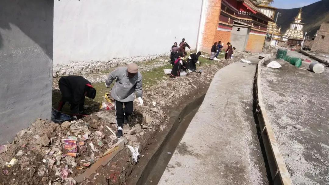 ཛམ་ཐང་རྫོང་གིས་ལྔ་མཛེས་དགོན་པ་འཛུགས་སྐྲུན་ལ་ཤུགས་བསྣན་པ།