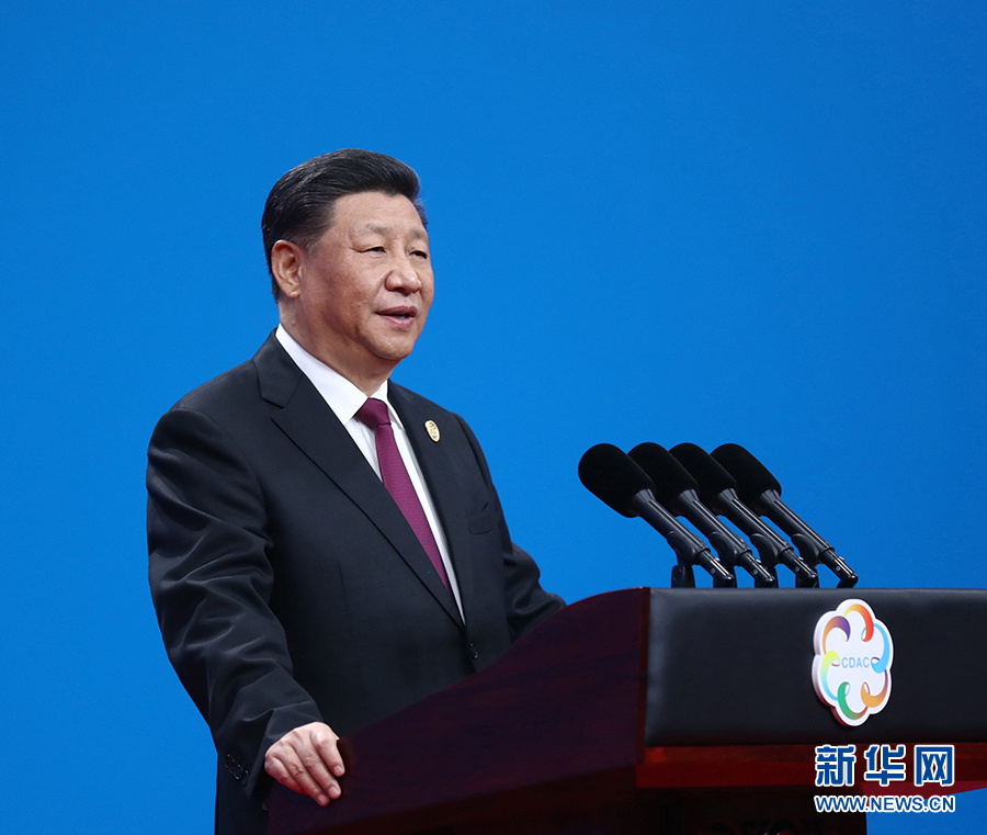 ཞི་ཅིན་ཕིང་ཨེ་ཤ་ཡའི་དཔལ་ཡོན་གྲོས་མོལ་ཚོགས་ཆེན་ཚོགས་འགོ་བརྩམས་པའི་མཛད་སྒོར་ཞུགས་པར་མ་ཟད་གསུང་བཤད་གལ་ཆེན་གནང་།