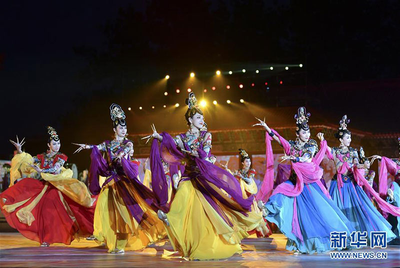 ཡ་གླིང་གི་གློག་བརྙན་གཟའ་འཁོར་པེ་ཅིང་དུ་འགོ་ཚུགས་པ། 