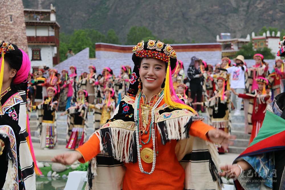 དངོས་ལྗོངས་བརྙན་ཕབ་འཁྲབ་ཚན《མཛེས་མའི་ལུང་པ》ཞེས་པ་ཐོག་མར་འཁྲབ།