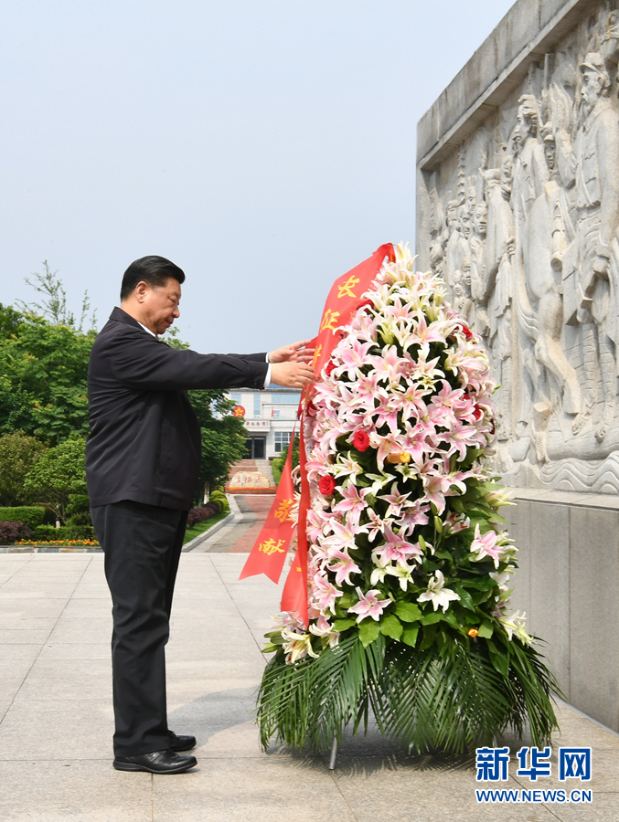 ཞི་ཅིན་ཕིང་གིས་ཀྲུང་དབྱང་དམར་དམག་རྒྱང་སྐྱོད་ཀྱི་དྲན་གསོའི་རྡོ་རིང་ལ་མེ་ཏོག་ཕུལ།