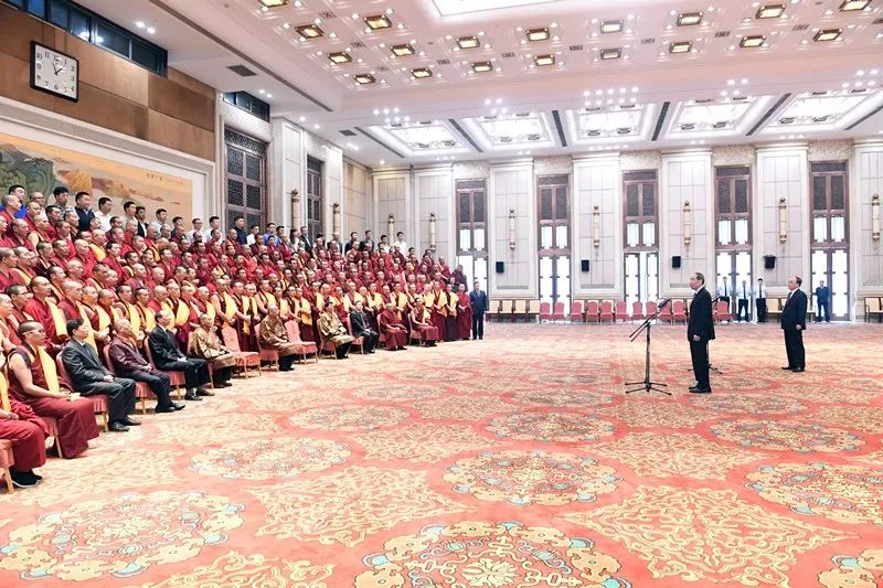 ཡིའུ་ཆོན་གྱིས་སྐབས་བཅོ་ལྔ་པའི་བོད་བརྒྱུད་ནང་བསྟན་གྱི་མཐོ་རམས་པའི་ཡོན་གནས་ཐོབ་མཁན་ལ་མཇལ་འཕྲད་གནང་བ།