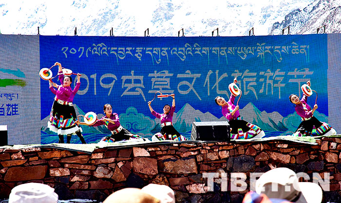 གངས་རིའི་འདབས་ཀྱི་དབྱར་རྩྭ་དགུན་འབུའི་རིག་གནས་དུས་ཆེན་ལ་རྒྱུས་ལོན་བྱེད།