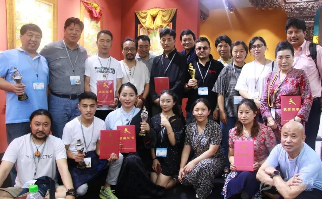 དཀར་མཛེས་ཁུལ་གྱི་ཐང་ག་ལ་གསེར་གྱི་རྟགས་མའི་བྱ་དགའ་ཐོབ།