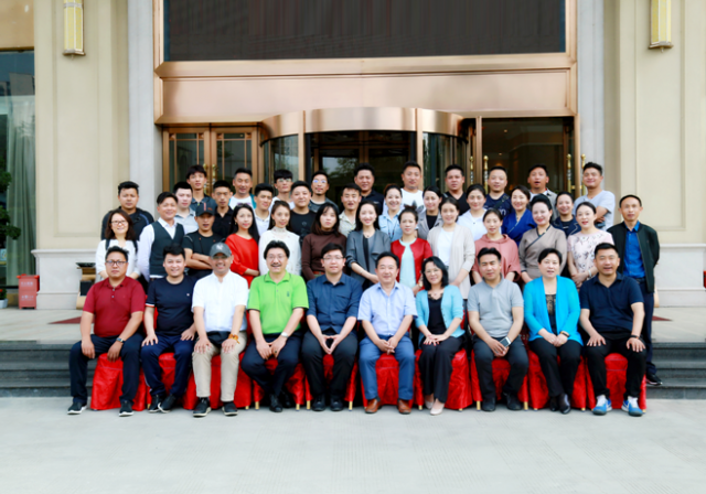 སི་ཁྲོན་ཞིང་ཆེན་རླུང་འཕྲིན་གློག་བརྙན་བརྙན་འཕྲིན་སྒྱུར་སྐྲུན་ལྟེ་གནས་ཀྱི་བོད་སྐད་གློག་བརྙན་སྒྱུར་སྐྲུན་ལས་ཀའི་གསོ་སྦྱོང་འཛིན་གྲྭ་བསྡུས།