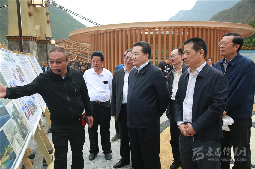  ཏེང་ཞའོ་ཀང་གིས་གཡག་རྔ་གྲོང་ཁྱེར་དང་དཀར་མཛེས་ཁུལ་དུ་རྟོག་ཞིབ་གནང་།