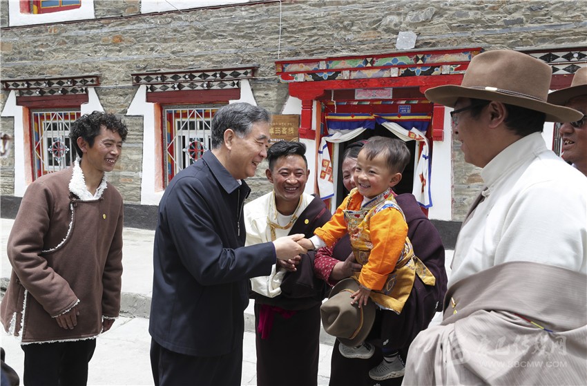 ཝང་དབྱང་དཀར་མཛེས་ཁུལ་དུ་རྟོག་ཞིབ་ལ་ཕེབས་པ། 