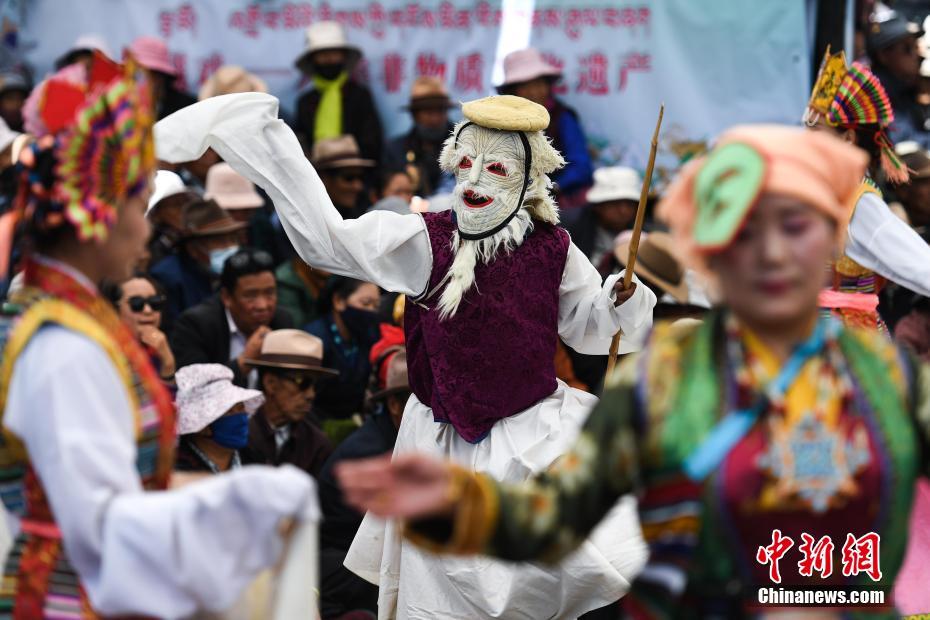 ཕོ་བྲང་པོ་ཏ་ལའི་ཐང་ཆེན་དུ་གནའ་བའི་ཟློས་གར་འཁྲབ་སྟོན་ལ་གཟིགས་པ།