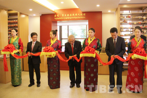 དགེ་རྒན་ཆེན་མོ་ཁང་དཀར་ཚུལ་ཁྲིམས་སྐལ་བཟང་གི་ཕྱག་དཔེ་ཉར་ཚགས་ཁང་པེ་ཅིང་ནས་སྒོ་ཕྱེ།