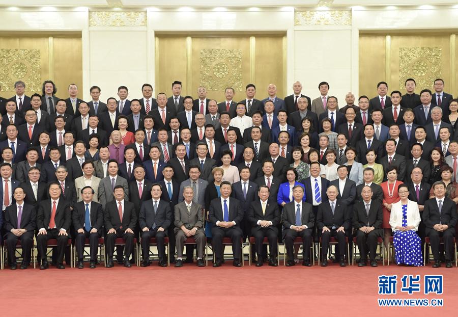 ཞི་ཅིན་ཕིང་གིས་ཕྱིར་སྡོད་ཕྱི་ཁོངས་ཀྲུང་གོ་བའི་འཐུས་མི་དང་མཇལ་འཛོམས་གནང་བ།