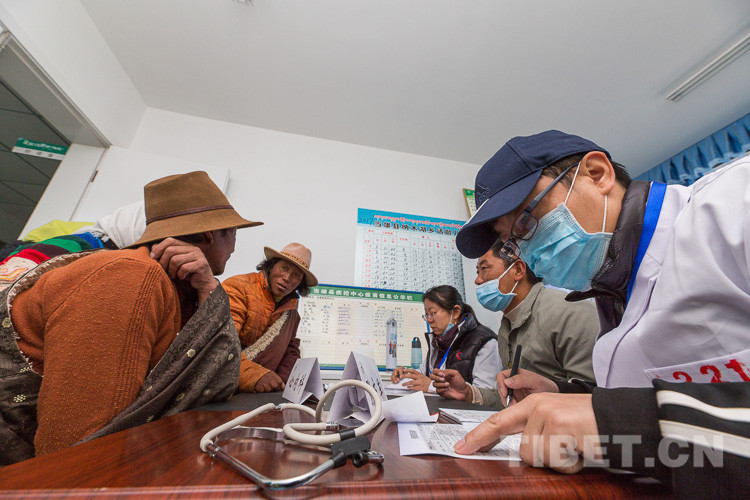 གནམ་མཚོ་ཤང་གི་འབྲོག་པ་མང་ཚོགས600ལྷག་གིས་པེ་ཅིང་གི་རིགས་གཅིག་མཁས་ཅན་གྱི་འོས་འགན་སྨན་བཅོས་དང་ལེན་བྱས་པ།