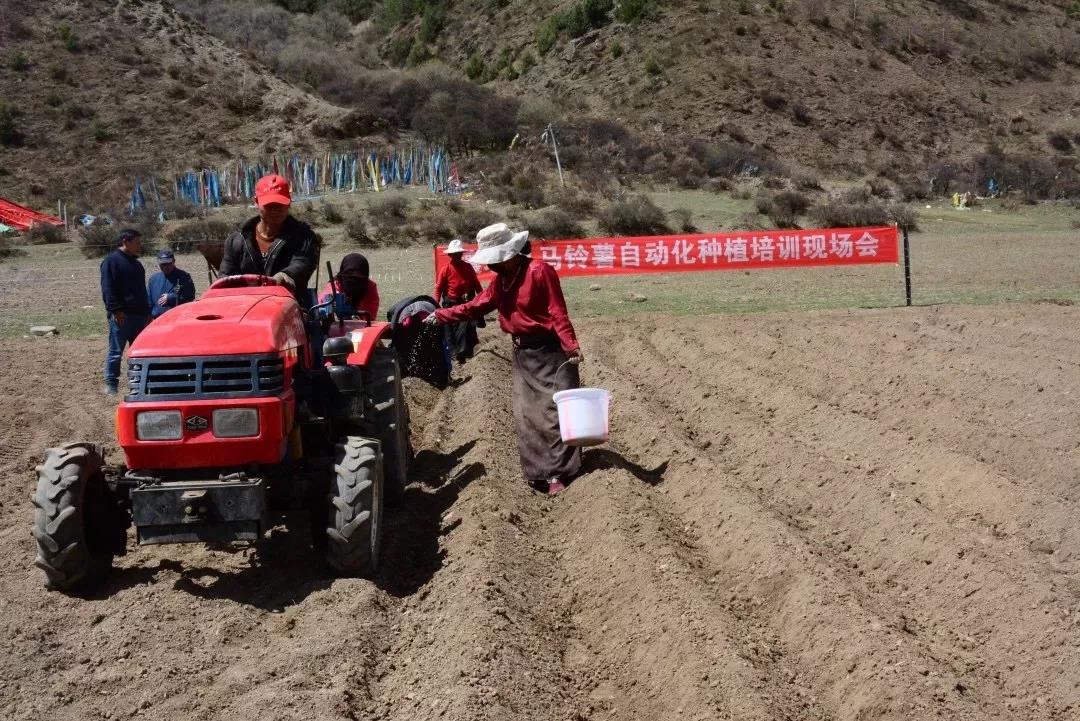 མཐོ་སྒང་ཁྱད་ལྡན་ཐོན་རྫས་ཀྱིས་ཕྱུག་འགྱུར་ལམ་བུ་བཏོད།