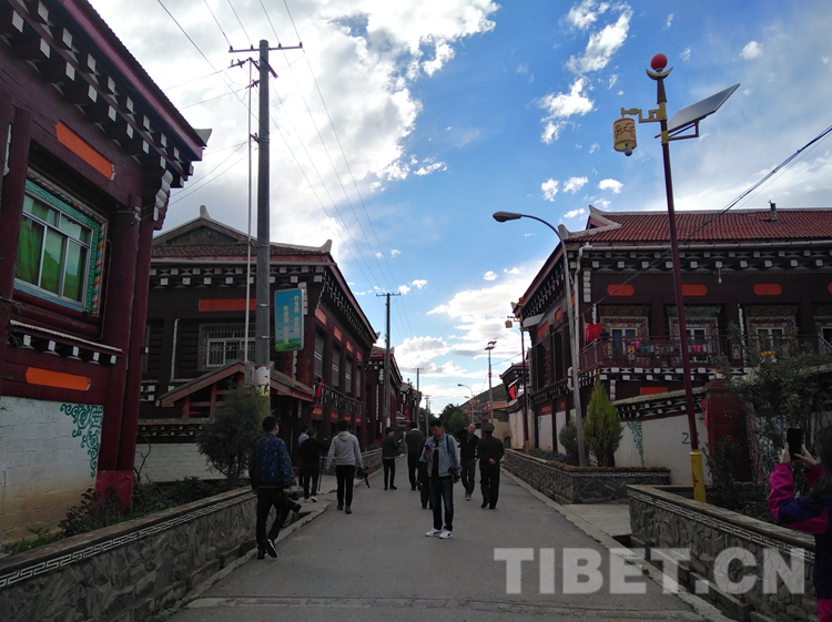  ཁམས་པའི་གྲོང་ཚོ་ཨང་དང་པོ་ཤ་རྭ་ཐང་དུ་ཕྱིན་པ།