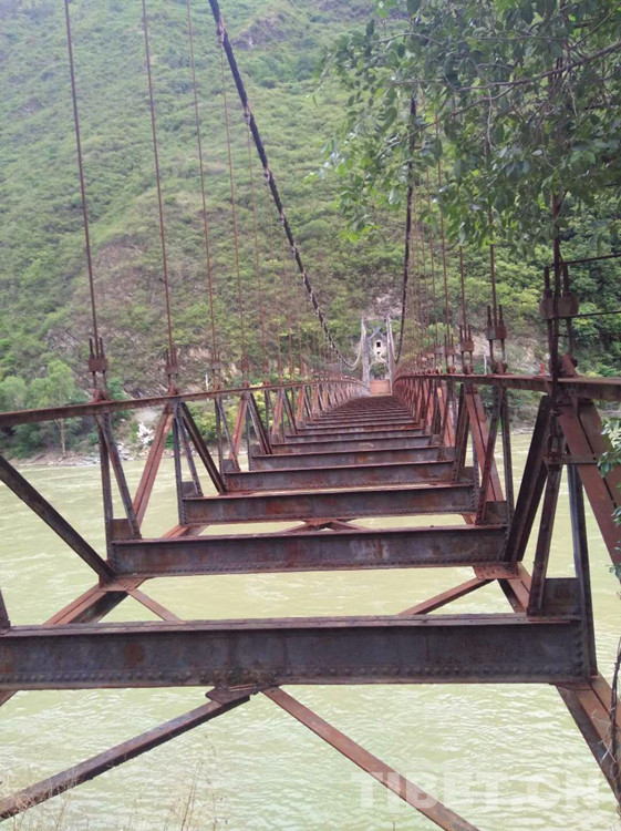རྒྱལ་རོང་རྒྱལ་མོ་རྔུལ་ཆུའི་ཟམ་ཆེན་སྟེང་དམག་སྡེ་བཅོ་བརྒྱད་པའི་རྐང་རྗེས་འཚོལ་བ།