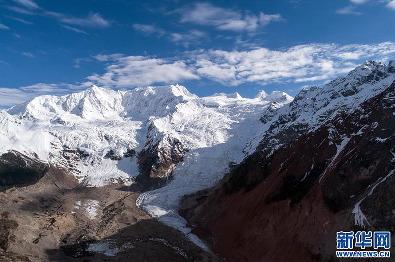 མཛེས་པའི་འཁྱགས་རོམ་གྲོང་གསེབ་དར་སྤེལ་གྱི་གསེར་རི་དངུལ་རིར་བསྒྱུར་ཡོད།