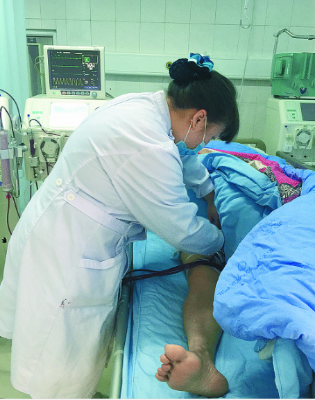 ནད་གཡོག་སྨན་པའི་ལས་རྐང་བརྟན་སྲུང་བྱེད་བཞིན་པའི&quot;ལྷའི་ཕོ་ཉ།&quot;