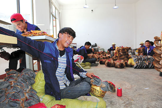 ལག་ཤེས་བཟོ་ལས་ཀྱིས་མང་ཚོགས་དབུལ་སྒྲོལ་འབབ་འཕར་ཡོང་རྒྱུར་རམ་འདེགས་བྱས་པ།