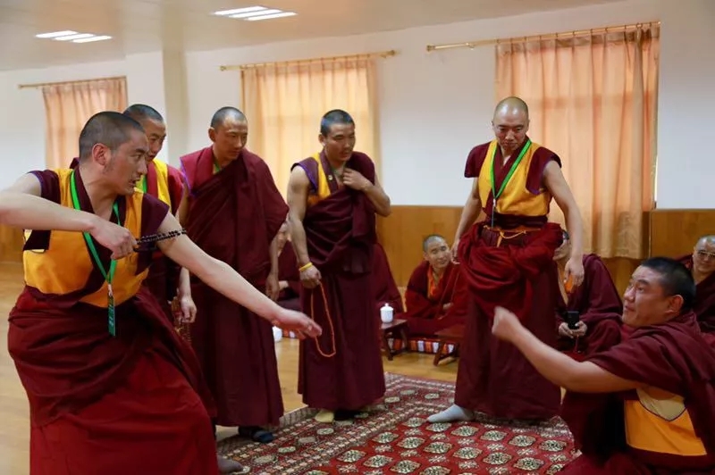  ཀྲུང་གོ་བོད་བརྒྱུད་མཐོ་རིམ་ནང་བསྟན་སློབ་གླིང་གིས་རྫོགས་ཆེན་ཤྲཱི་སེང་དུ་2019ལོའི་མཐོ་རམས་པའི་སློབ་རྒྱུགས་བླངས་པ།