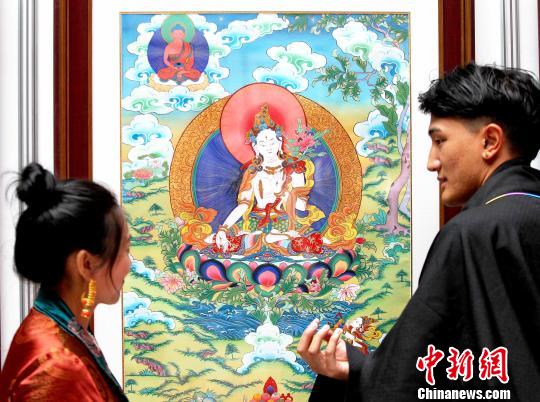མཚོ་སྔོན་མཐོ་སློབ་ཀྱི་གྲངས་ཉུང་མི་རིགས་ཀྱི་སློབ་ཐོན་སློབ་མས་ཐང་གའི་བརྩམས་ཆོས་འགྲེམས་སྟོན་བྱས་ནས་མ་ཡུམ་སློབ་གྲྭར་གུས་བཀུར་མཚོན་པར་བྱས་པ།
