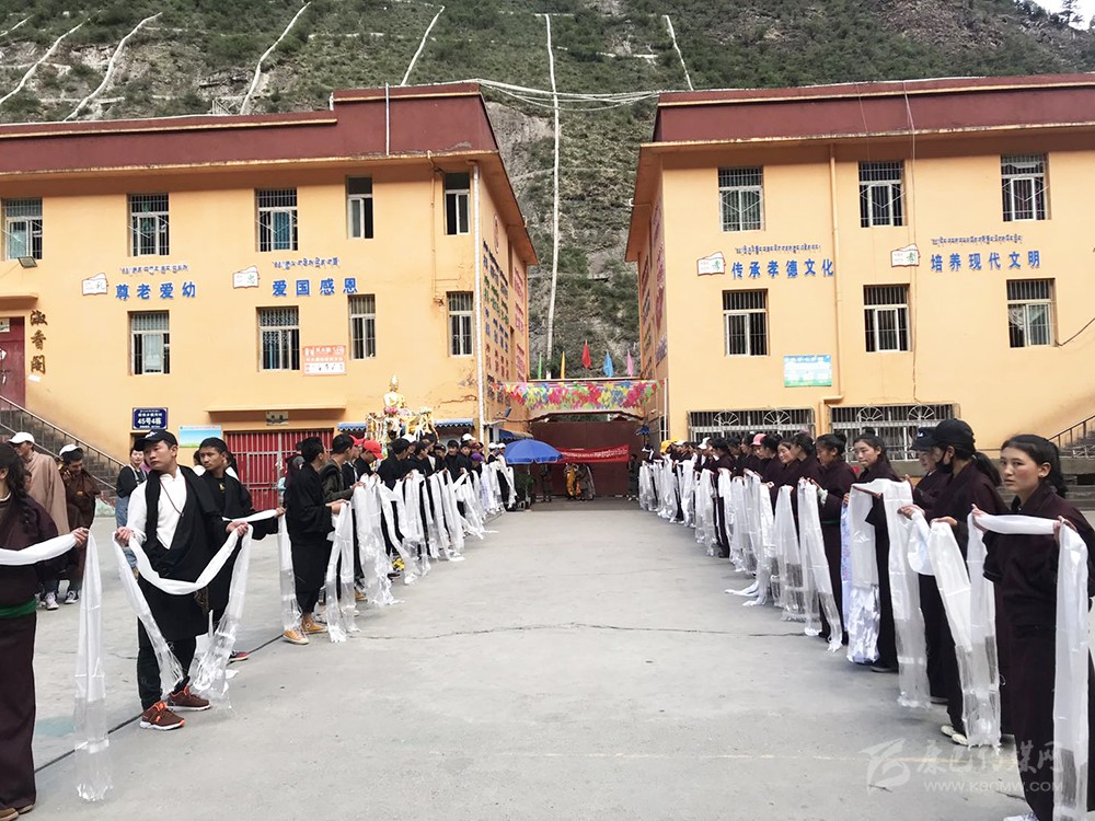 ལོ་ངོ་གསུམ་གྱི་དྲན་གདུང་ཁྱེར་ནས་ཡུམ་སློབ་གྲྭའི་པང་དུ་ལོག་བྱུང་།