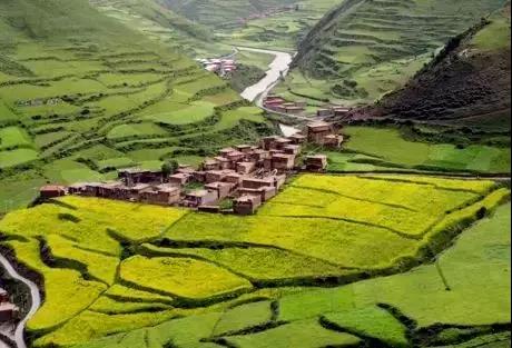 སྡེ་བར་ཁ་ཞེ་མེད་པར་བསྡད།། སྡེ་དམངས་སེམས་པ་མགུ་བར་བྱེད།།