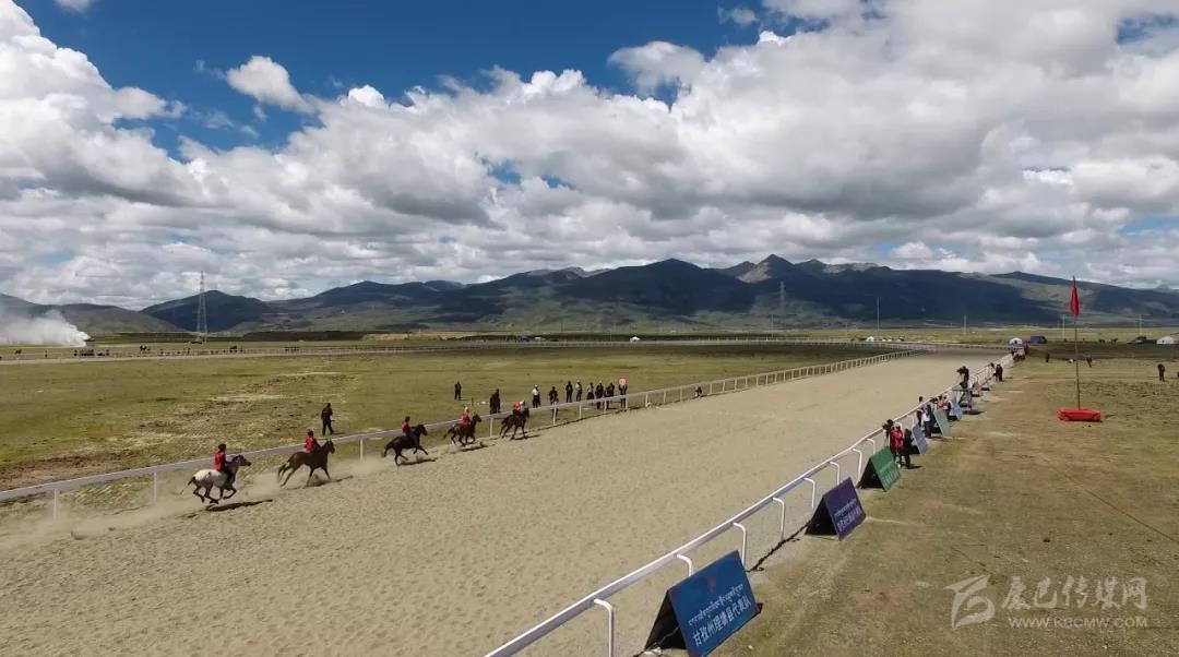 ལི་ཐང་རྫོང་དུ་ལི་ཐང་རྟ་རྒྱུག་ཆེན་མོའི་བྱ་འགུལ་སྤེལ།