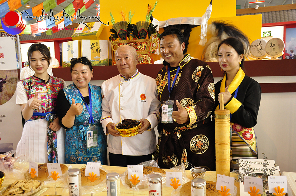 2019ལོའི་ཨེ་ཤ་ཡ་ལྷོ་མ་དང་ཨེ་ཤ་ཡ་ཤར་ལྷོའི་ཚོང་ཟོག་བཤམས་སྟོན་དང་དངུལ་གཏོང་ངོ་འཕྲད་གྲོས་མོལ་ཚོགས་འདུའི་སྟེང་བདེ་ཆེན་གྱི་ཐོན་རྫས་སྣ་ཚོགས་བཤམས།