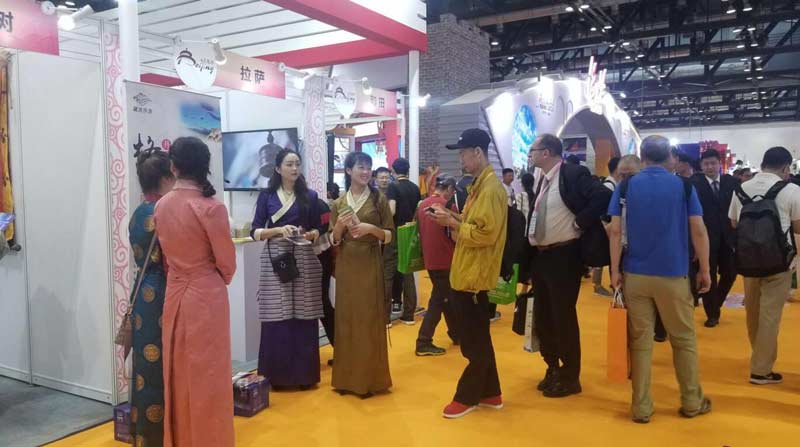 ལྷ་སའི་འགྲེམས་སྟེགས་2019ལོའི་པེ་ཅིང་རྒྱལ་སྤྱིའི་ཡུལ་སྐོར་དངོས་མང་འགྲེམས་ཚོགས་སྟེང་མངོན་པ།