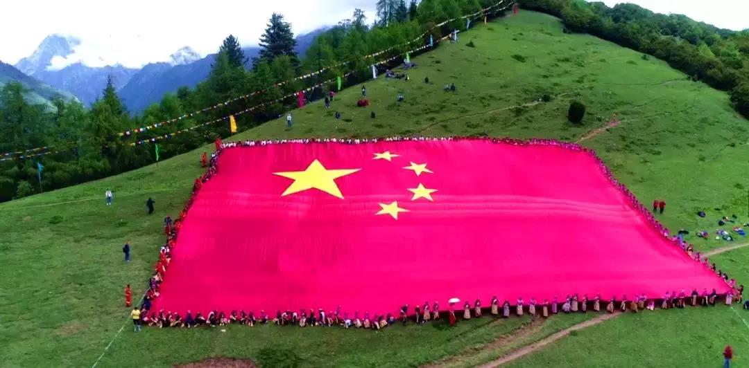 བཙན་ལྷ་རྫོང་དུ་སྐར་ལྔའི་དར་ཆེན་ལྷབ་ལྷུབ་ཏུ་གཡོ།