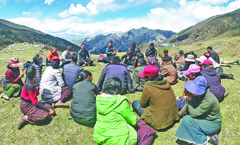 རྩྭ་ཐང་དུ་བསྡད་ནས་སྒྲོག་འགྲེལ་ལ་ཉན།
