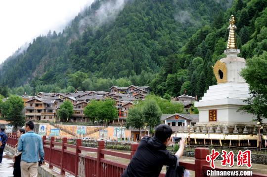 སི་ཁྲོན་ཁྲོ་ཆུ་ཞང་ཞུང་གྲོང་ཚོའི་མཛེས་ལྗོངས།