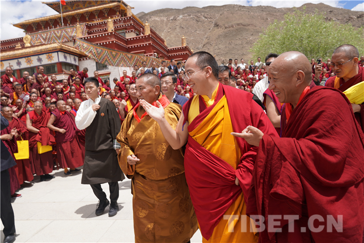 པཎ་ཆེན་སྐུ་ཕྲེང་བཅུ་གཅིག་པ་མཆོག་གིས་བོད་ལྗོངས་ནང་བསྟན་སློབ་གླིང་གི་གྲྭ་བཙུན་ཡོངས་ལ། རང་གི་མིག་འབྲས་ལ་གཅེས་པ་བཞིན་དུ་བསླབ་པ་སློབ་གཉེར་གྱི་གོ་སྐབས་དམ་འཛིན་བྱེད་དགོས་ཞེས་རེ་སྐུལ་གནང་བ།