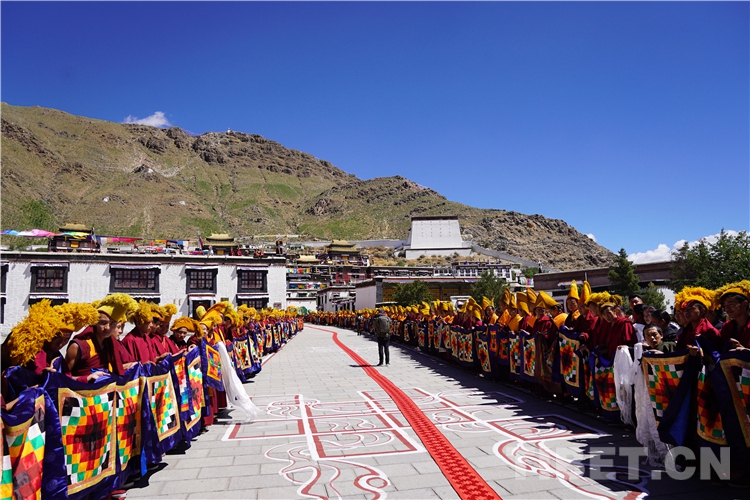 པཎ་ཆེན་སྐུ་ཕྲེང་བཅུ་གཅིག་པ་མཆོག་ཕྱིར་བཀྲ་ཤིས་ལྷུན་པོ་དགོན་དུ་ཕེབས་པར་དད་ལྡན་སེར་སྐྱ་མང་ཚོགས་རྣམས་ཀྱིས་སྤྲོ་སེམས་འཁོལ་བའི་ངང་ནས་ཕེབས་བསུ་རྒྱ་ཆེར་ཞུས།